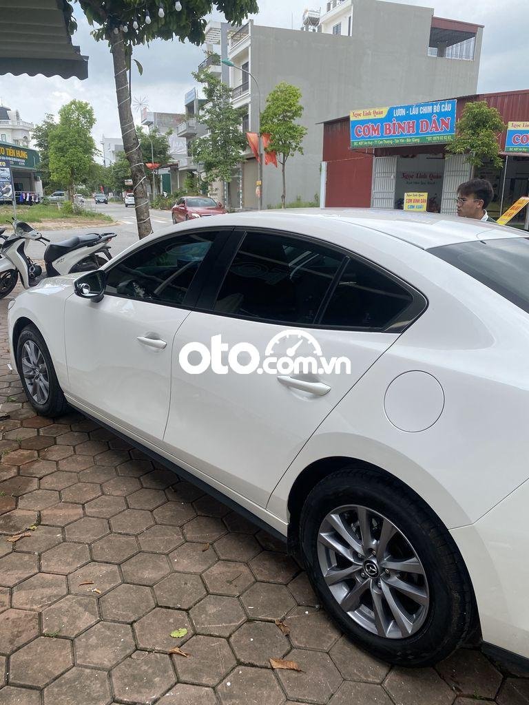 Mazda 3   Luxury 2022 Trắng lăn bánh 8 tháng. 2022 - Mazda 3 Luxury 2022 Trắng lăn bánh 8 tháng.