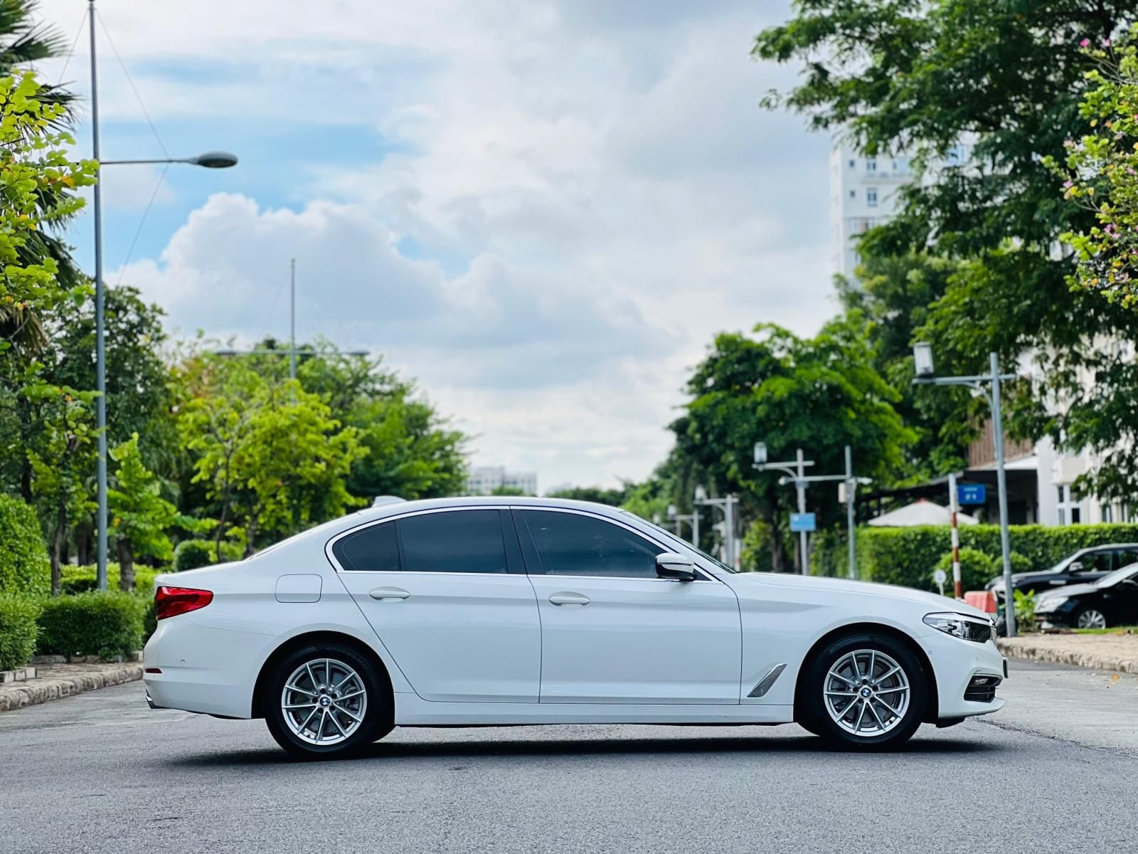 BMW 520i 2019 - Bán bmw 520i trắng kem model 2019 siêu lướt