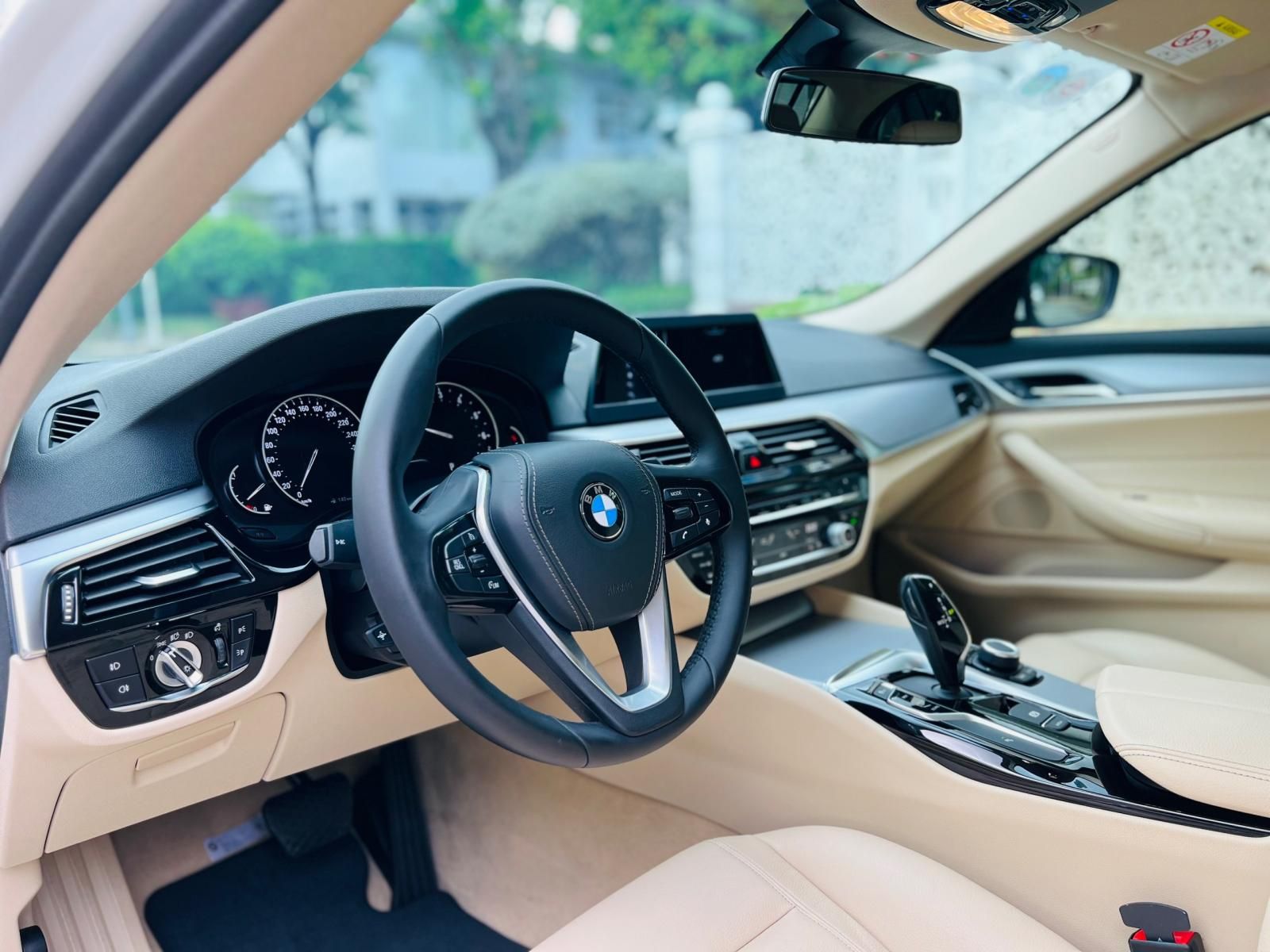 BMW 520i 2019 - Bán bmw 520i trắng kem model 2019 siêu lướt