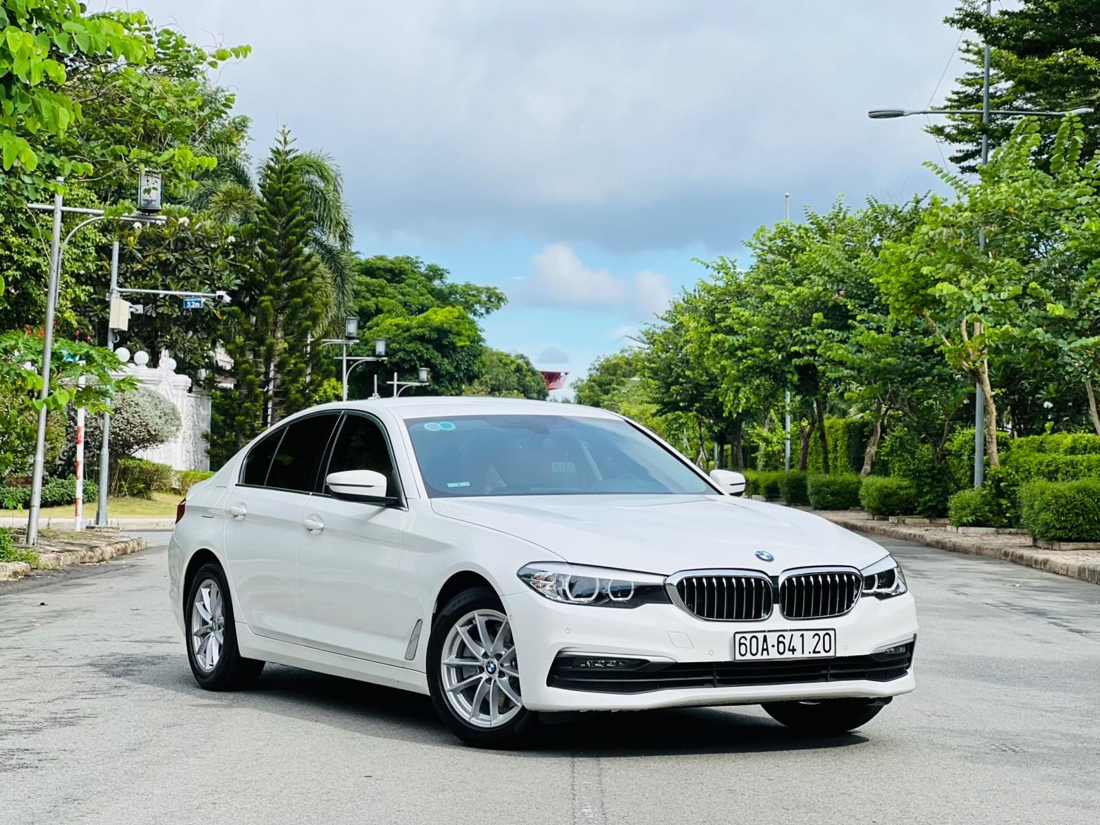 BMW 520i 2019 - Bán bmw 520i trắng kem model 2019 siêu lướt
