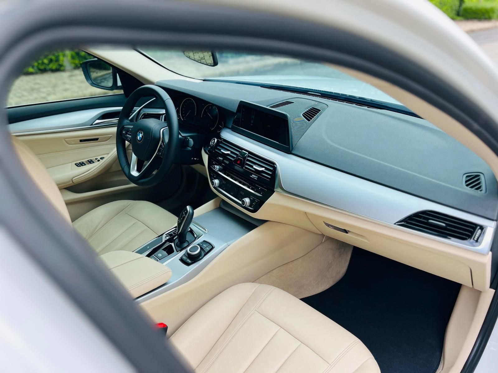 BMW 520i 2019 - Bán bmw 520i trắng kem model 2019 siêu lướt