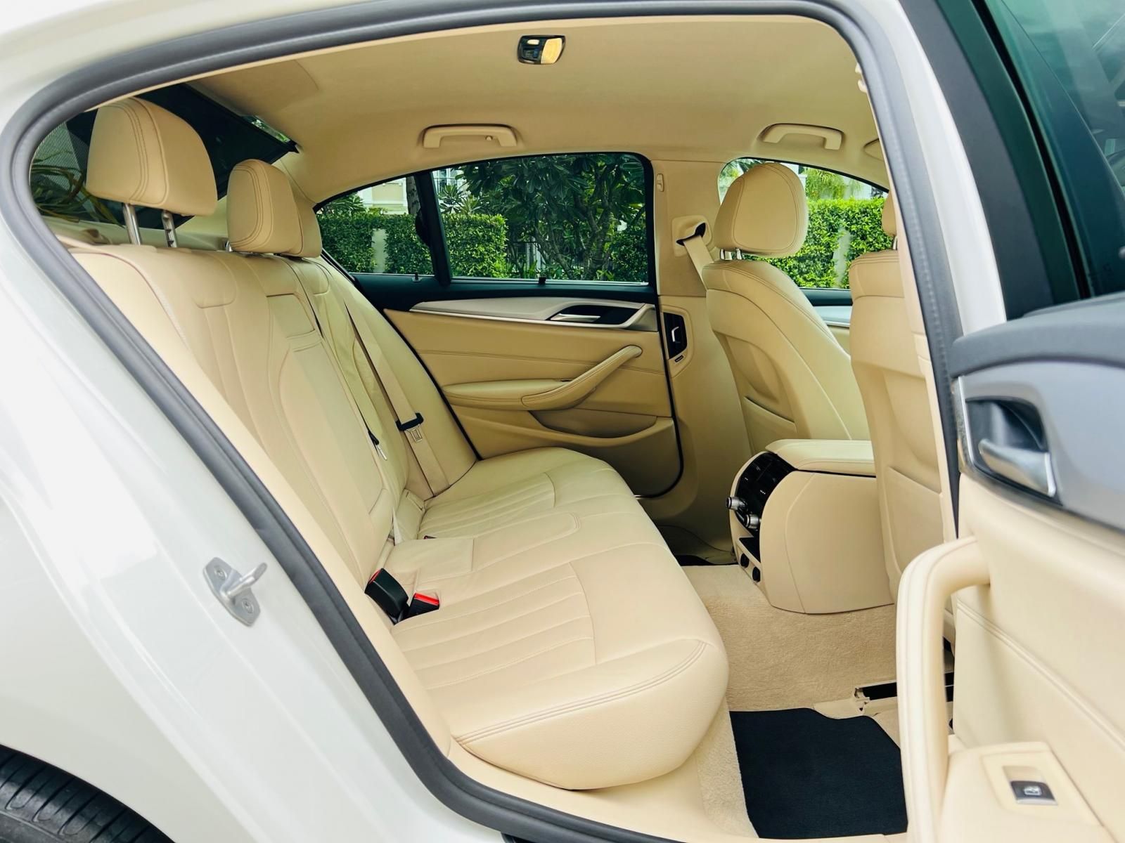 BMW 520i 2019 - Bán bmw 520i trắng kem model 2019 siêu lướt