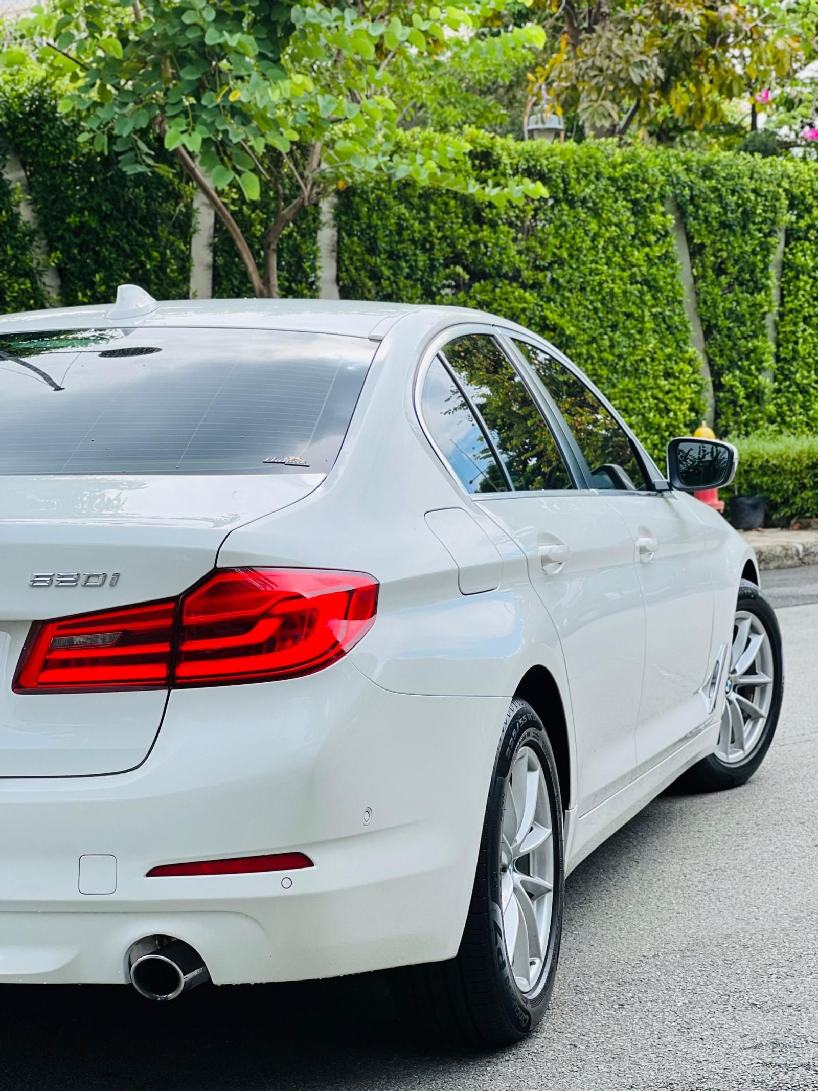 BMW 520i 2019 - Bán bmw 520i trắng kem model 2019 siêu lướt