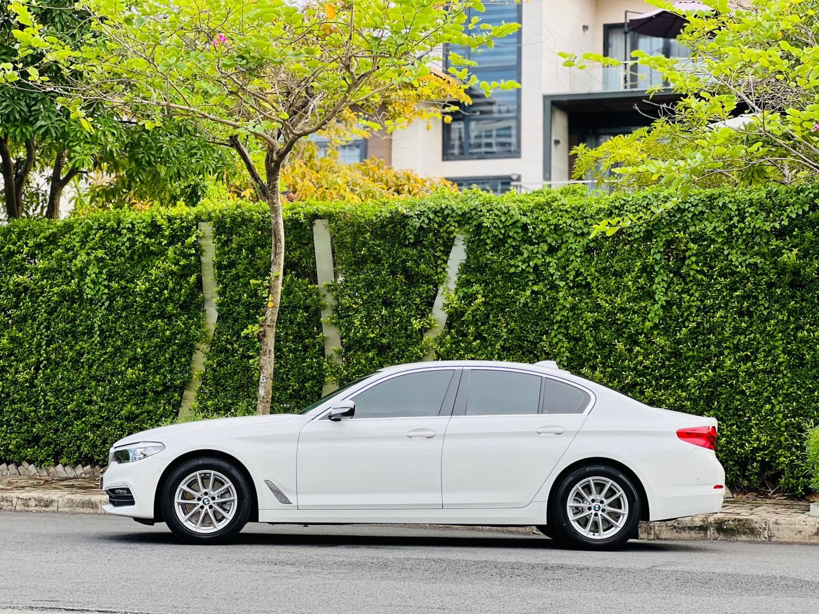 BMW 520i 2019 - Bán bmw 520i trắng kem model 2019 siêu lướt