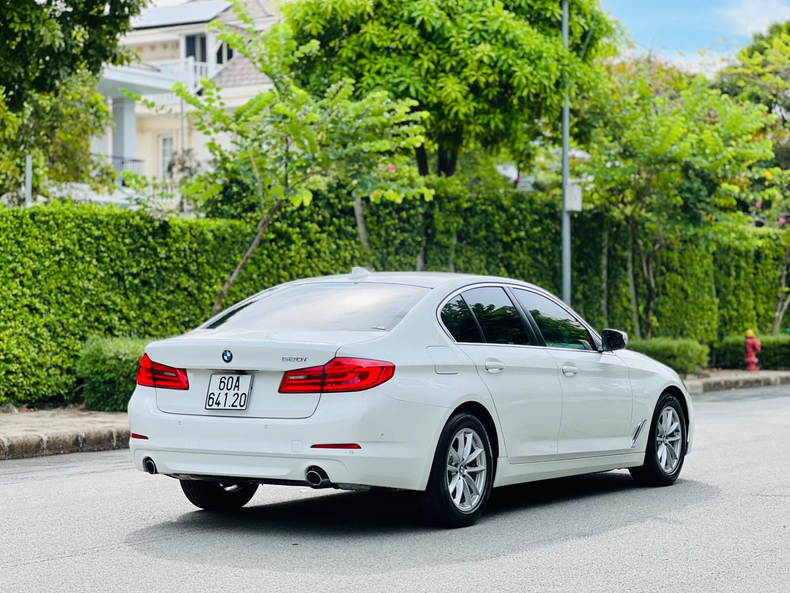 BMW 520i 2019 - Bán bmw 520i trắng kem model 2019 siêu lướt