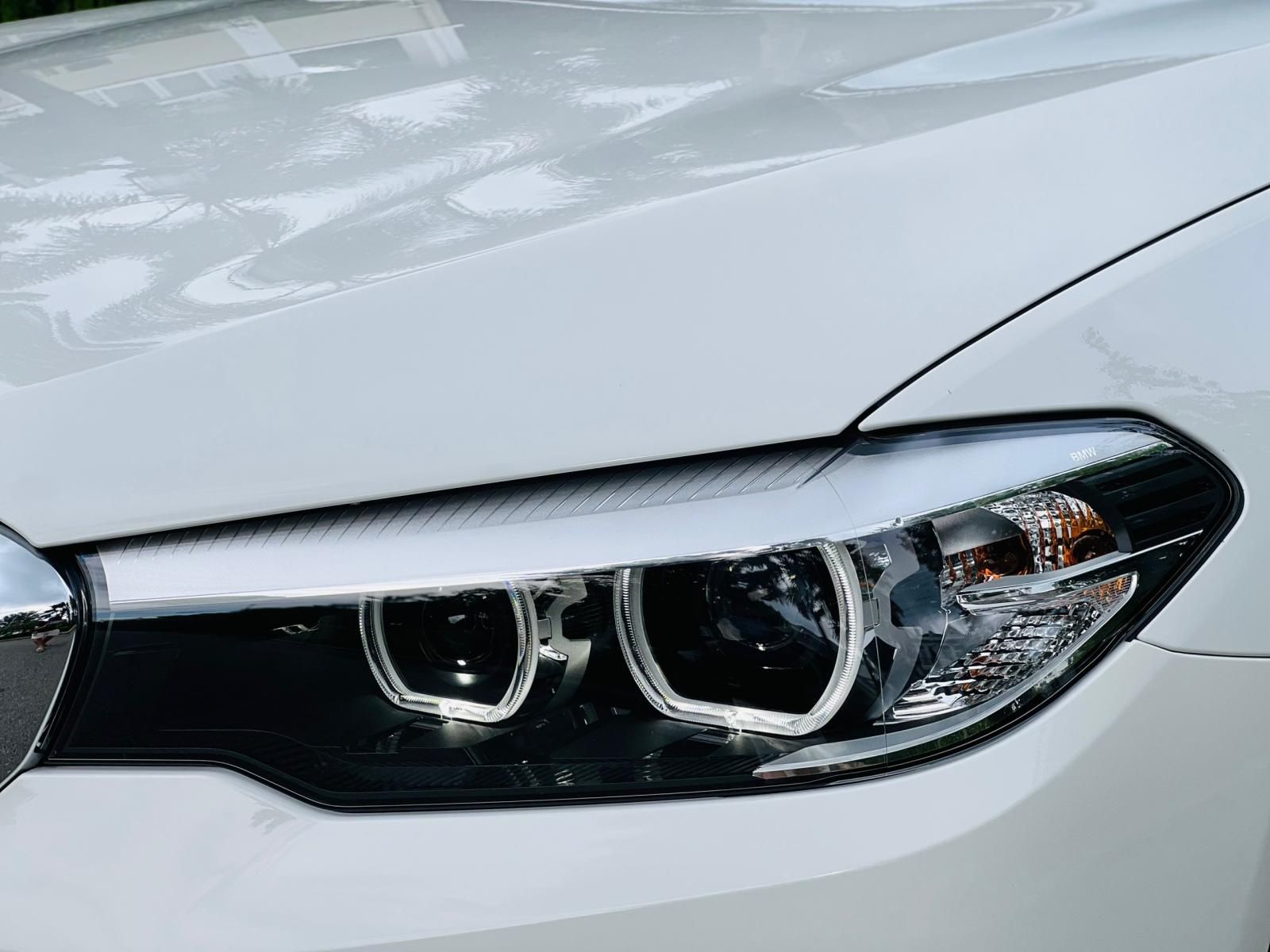 BMW 520i 2019 - Bán bmw 520i trắng kem model 2019 siêu lướt