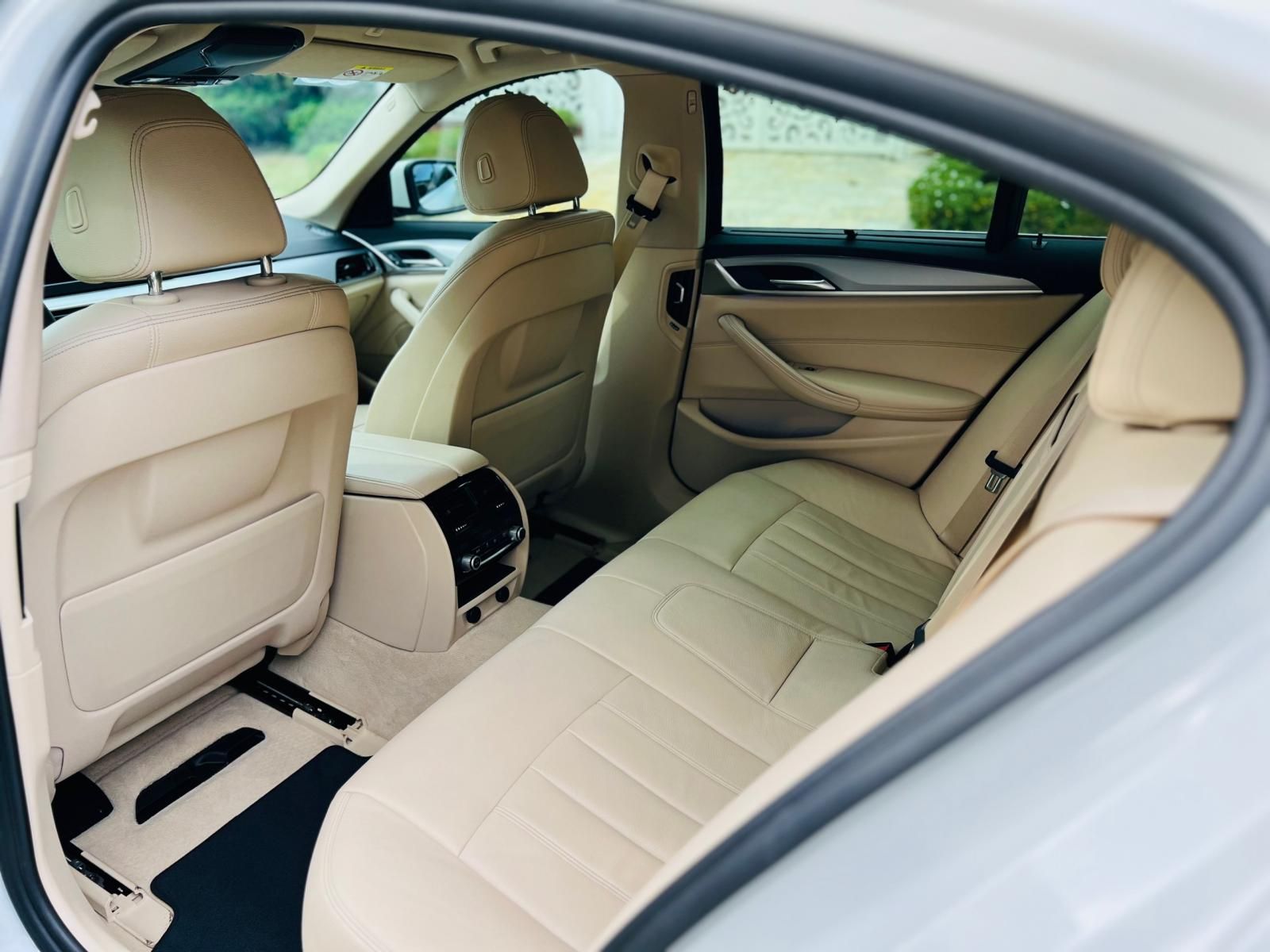 BMW 520i 2019 - Bán bmw 520i trắng kem model 2019 siêu lướt