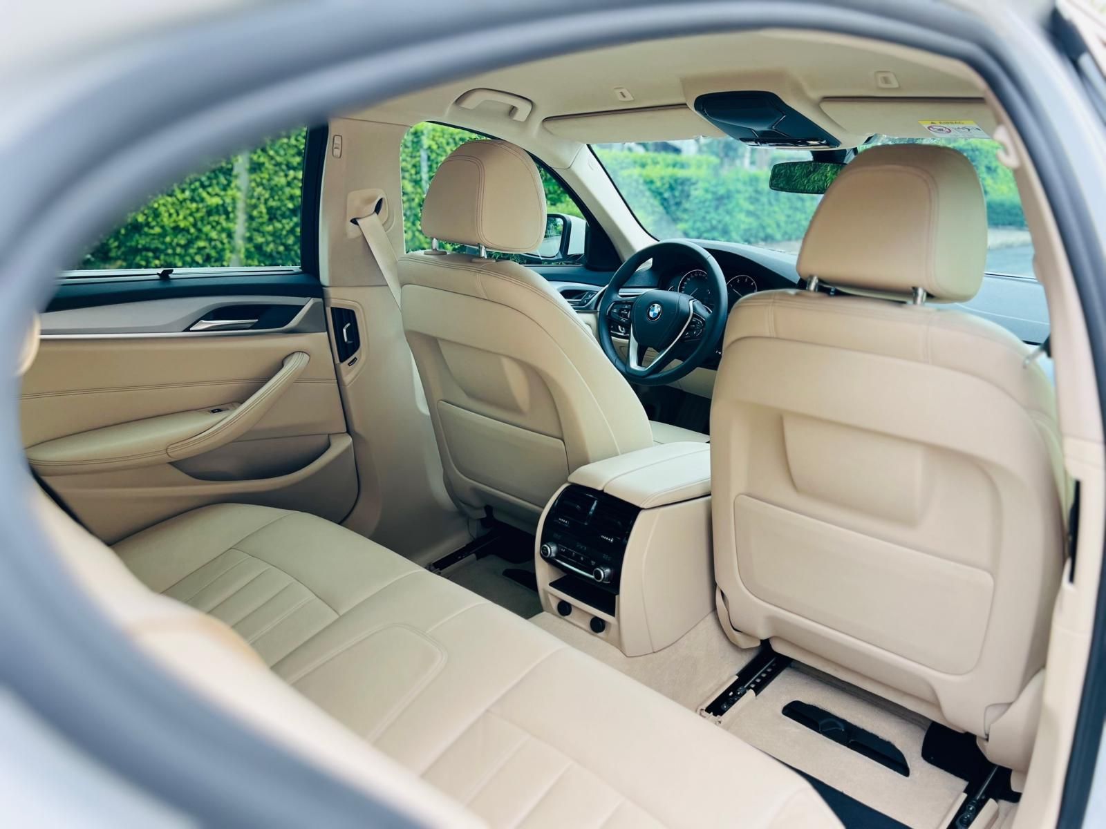 BMW 520i 2019 - Bán bmw 520i trắng kem model 2019 siêu lướt