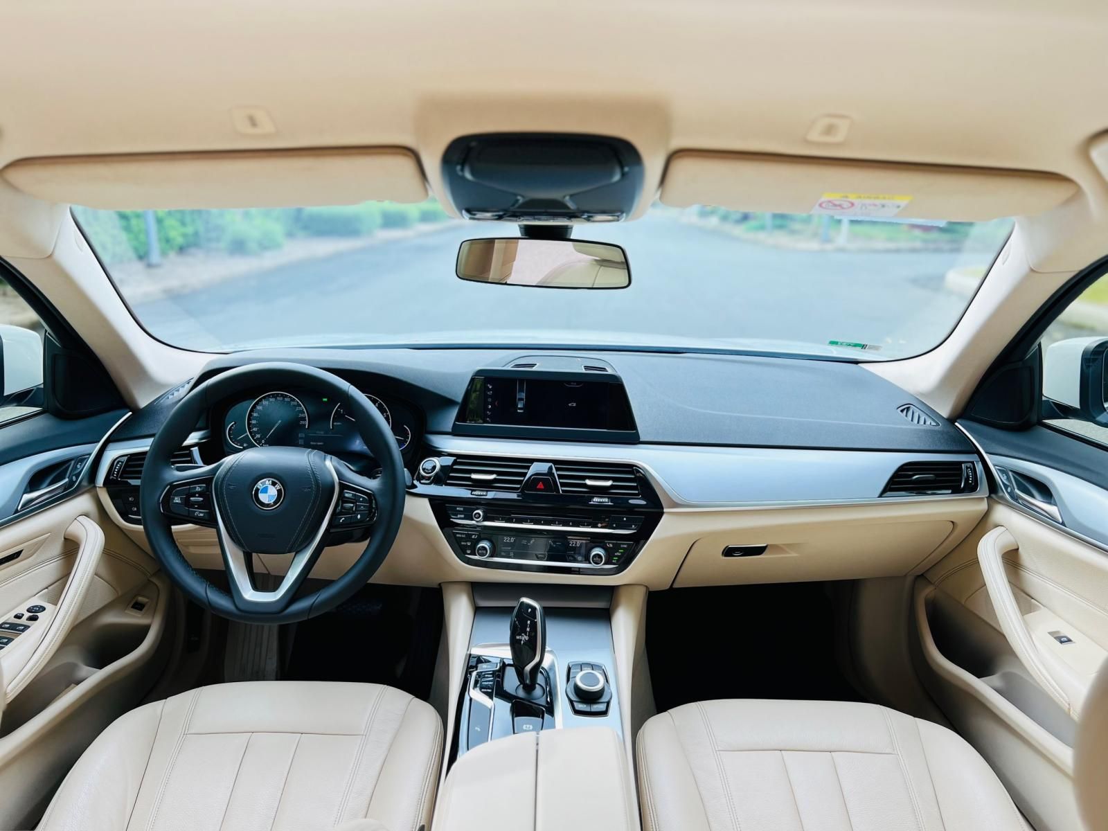 BMW 520i 2019 - Bán bmw 520i trắng kem model 2019 siêu lướt