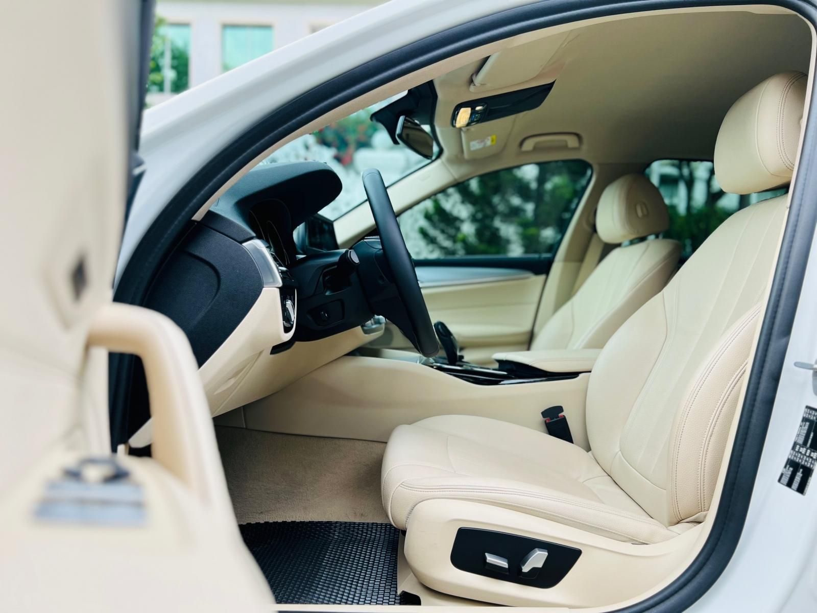 BMW 520i 2019 - Bán bmw 520i trắng kem model 2019 siêu lướt