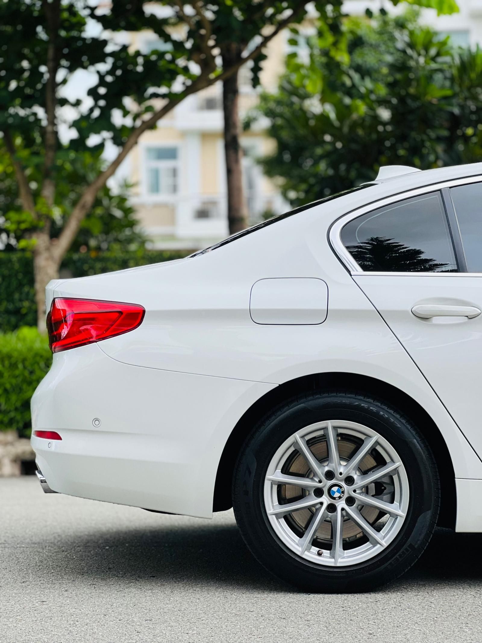 BMW 520i 2019 - Bán bmw 520i trắng kem model 2019 siêu lướt