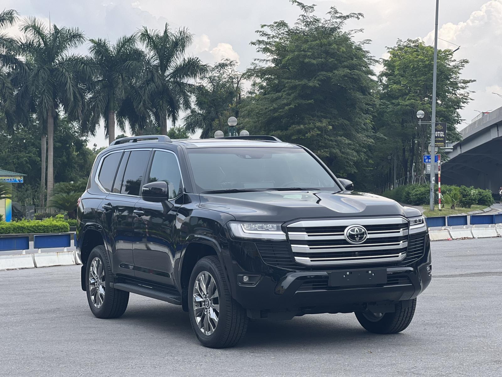 Toyota Land Cruiser LC300 2023 - Xe có Luôn Toyota Land Cruiser LC300 sản xuất năm 2023, màu đen, nhập khẩu chính hãng