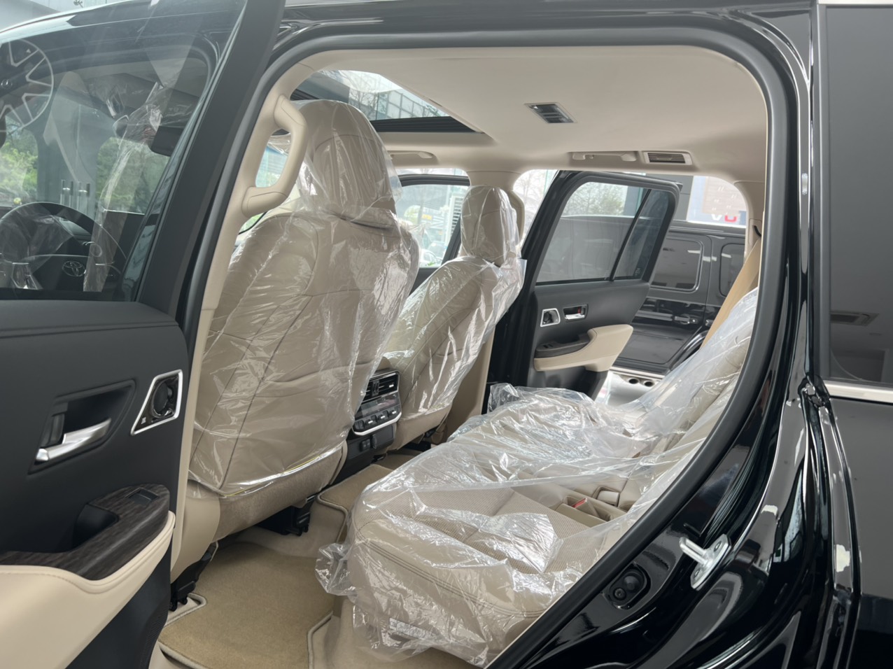 Toyota Land Cruiser LC300 2023 - Xe có Luôn Toyota Land Cruiser LC300 sản xuất năm 2023, màu đen, nhập khẩu chính hãng