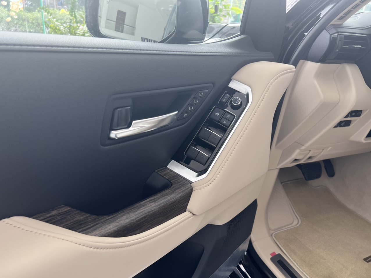 Toyota Land Cruiser LC300 2023 - Xe có Luôn Toyota Land Cruiser LC300 sản xuất năm 2023, màu đen, nhập khẩu chính hãng