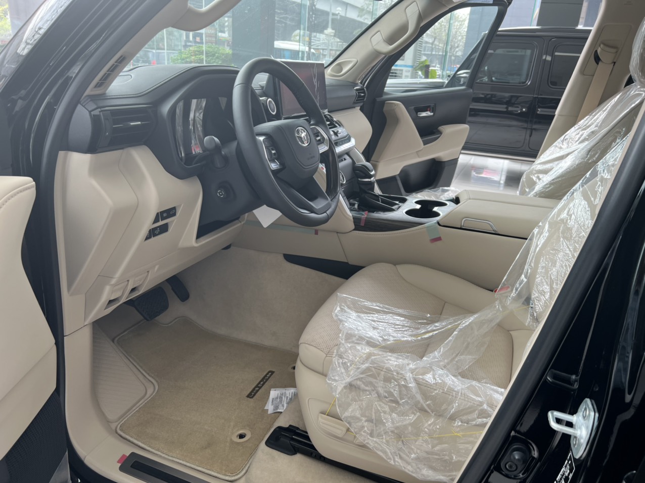 Toyota Land Cruiser LC300 2023 - Xe có Luôn Toyota Land Cruiser LC300 sản xuất năm 2023, màu đen, nhập khẩu chính hãng