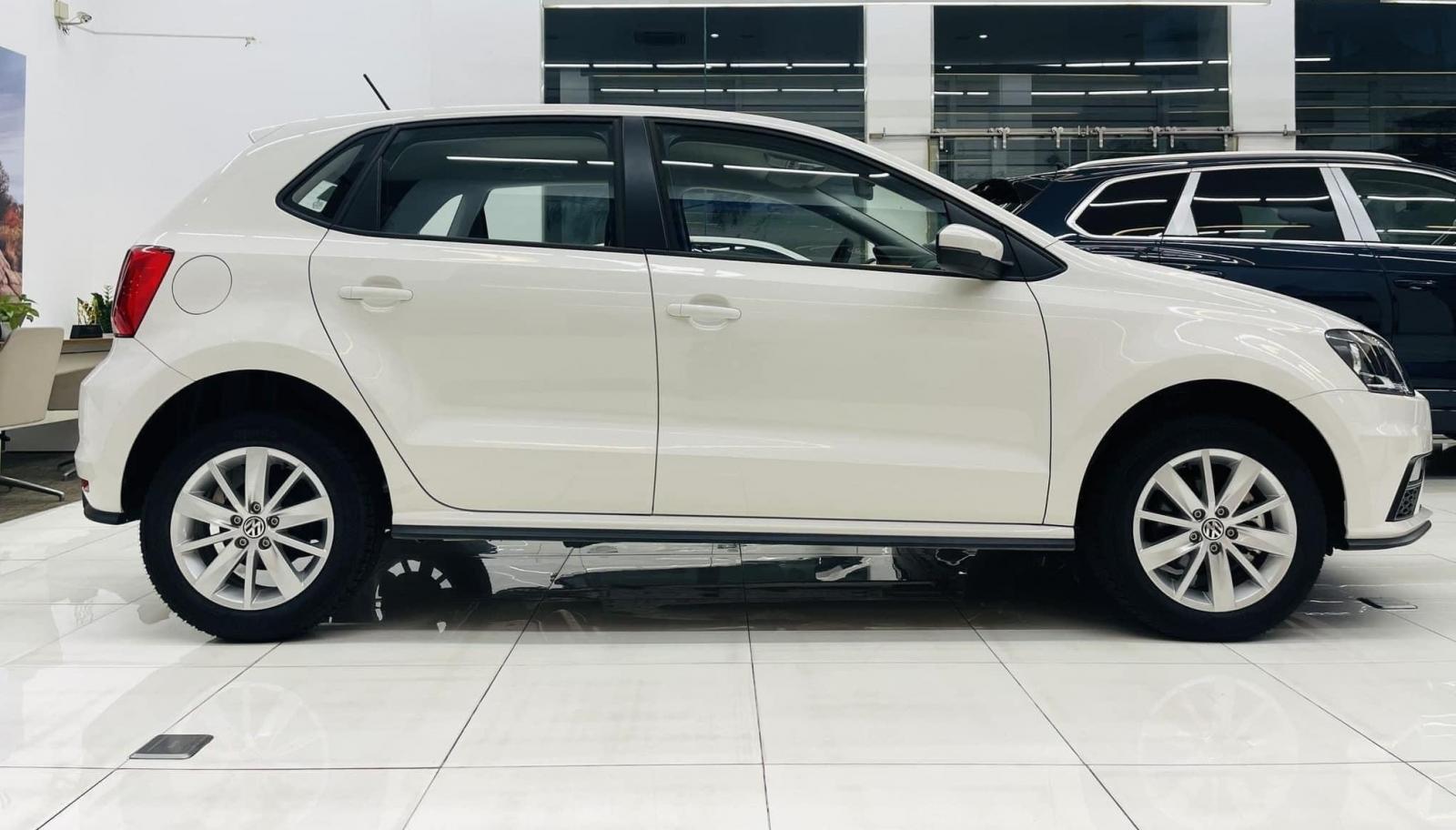 Volkswagen Polo hatchback 2023 - màu trắng, nhập khẩu nguyên chiếc, tặng phí trước bạ và voucher phụ kiện khủng 0% lãi suất