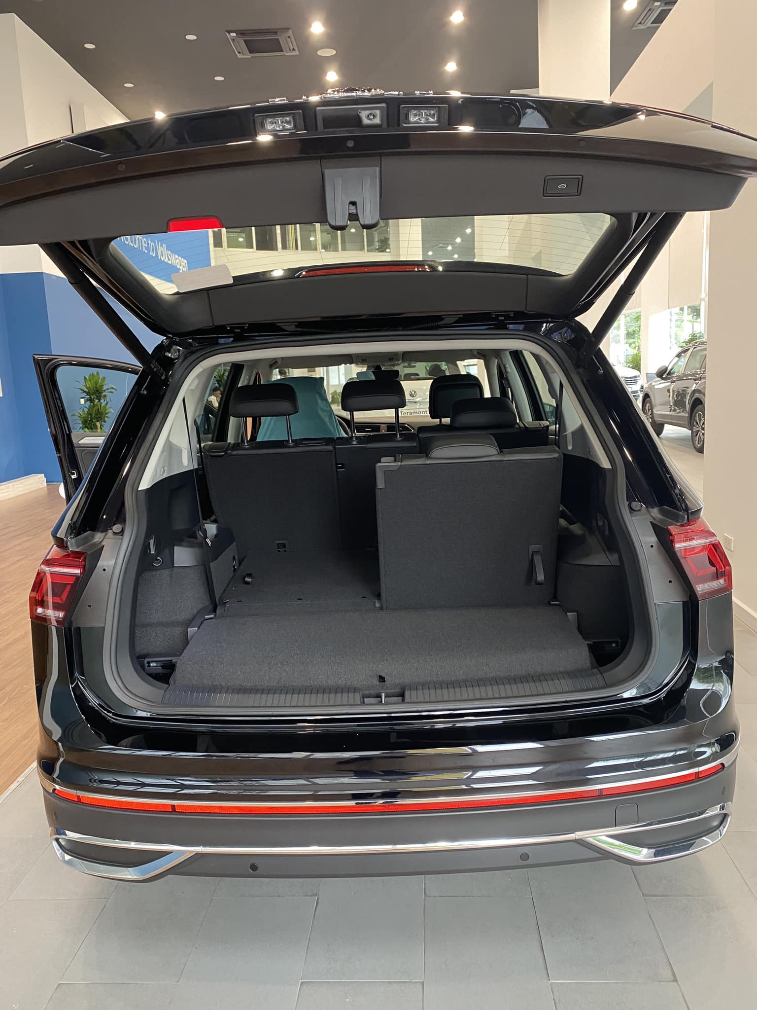 Volkswagen Tiguan Facelift 2022 - Bán ô tô Volkswagen Tiguan Facelift đời 2022, màu đen, xe nhập