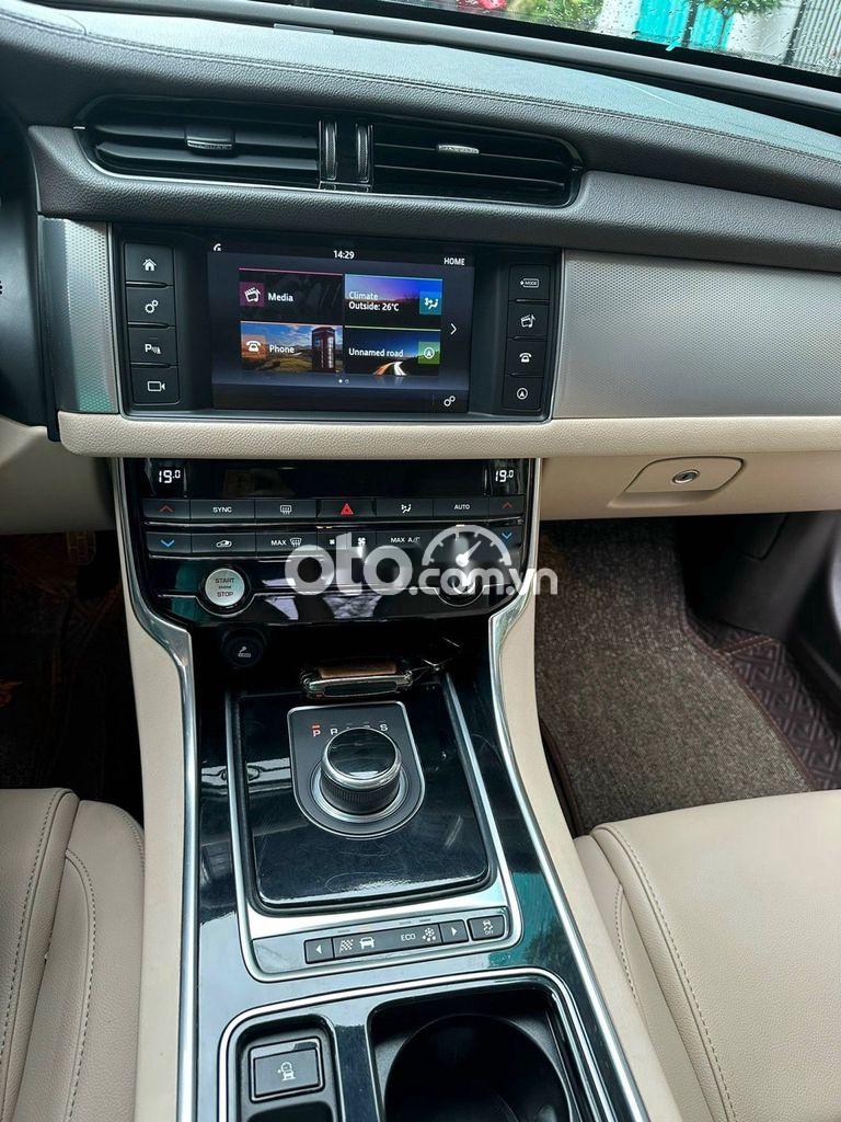 Jaguar XF  2016  Pure 2.0 AT màu đen đi 8 vạn mille 2016 - Jaguar 2016 XF Pure 2.0 AT màu đen đi 8 vạn mille