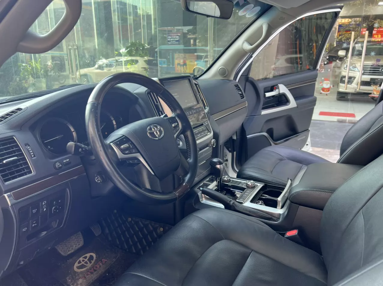 Toyota Land Cruiser VX 2019 - Toyota Landcruiser VX 4.6V8 ( LC200) Xe sản xuất năm 2019 đẹp xuất sắc. Dàn lốp còn cong theo xe,