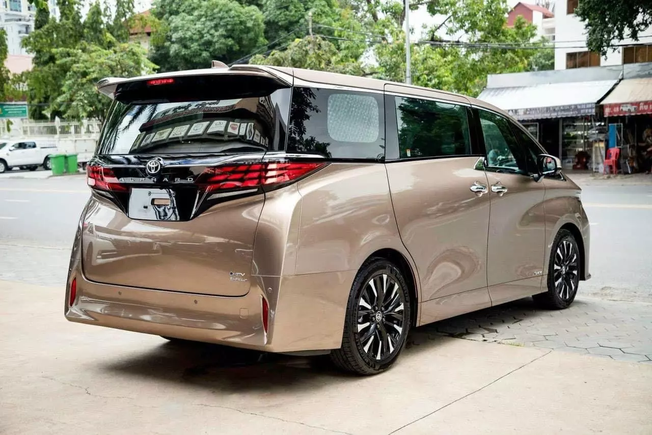 Toyota Alphard 2.4 AT 2024 - Bán Toyota Alphard sản xuất 2024, mới 100%, màu vàng đồng cực đep,