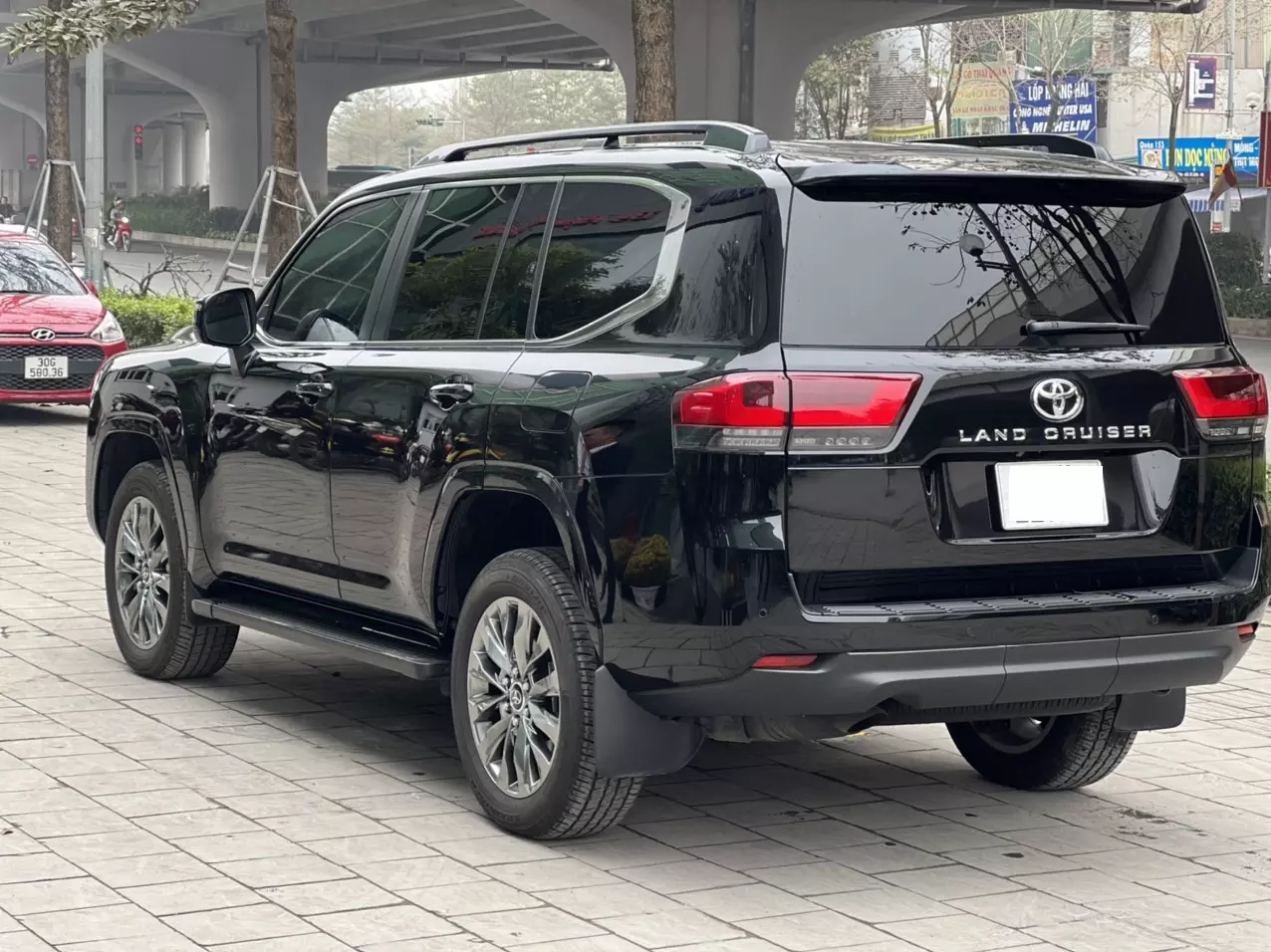 Toyota Land Cruiser LC300 2023 - Bán ô tô Toyota Land Cruiser LC300 sản xuất 2023 đã qua sử dụng, xe lướt 3000Km 