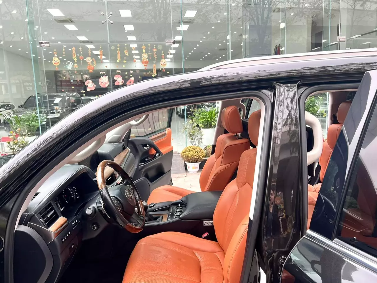 Lexus LX 570 Trung Đông 2016 - Em bán xe Lexus LX570 bản Xuất Trung Đông màu đen nội thất da bò, xe sản xuất năm 2016 đăng ký cá nhân bản đủ hết đồ