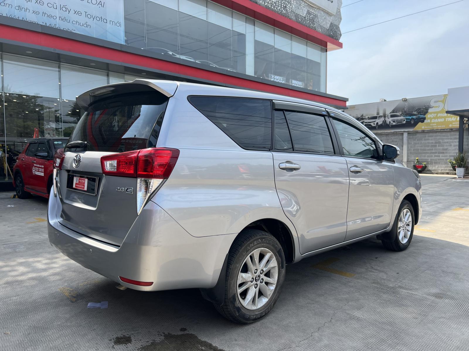 Toyota Innova 2.0E 2019 - Bán Toyota Innova 2.0E đời 2019 xe chạy gia đình rất kỹ