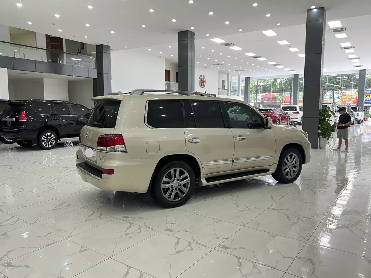Lexus LX 570 Mỹ 2012 - Em bán xe Lexus LX570 xuất Mỹ, xe sản xuất năm 2012 màu vàng cát. Xe chủ đi gữi gìn cẩn thận,