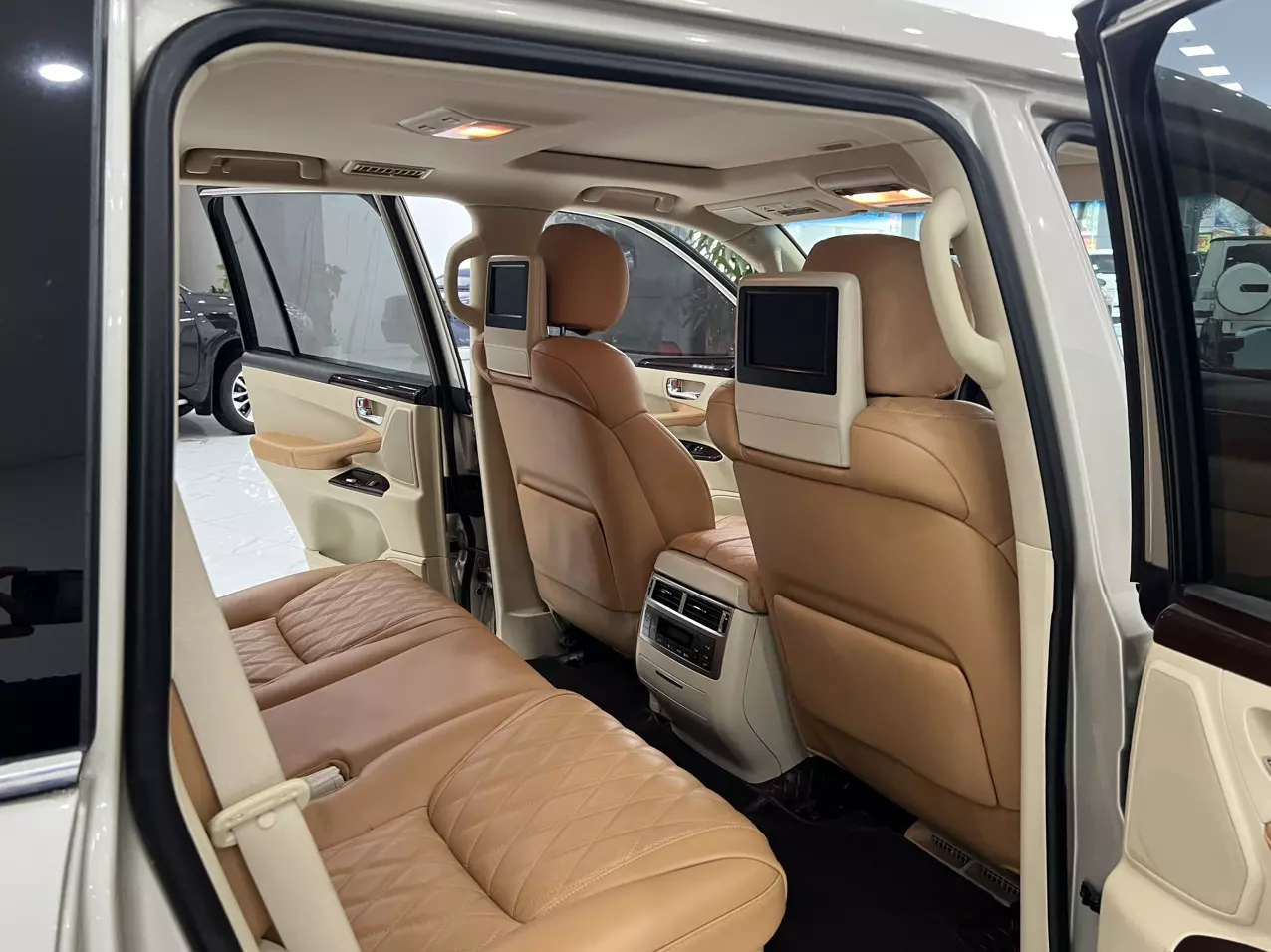 Lexus LX 570 Mỹ 2012 - Em bán xe Lexus LX570 xuất Mỹ, xe sản xuất năm 2012 màu vàng cát. Xe chủ đi gữi gìn cẩn thận,