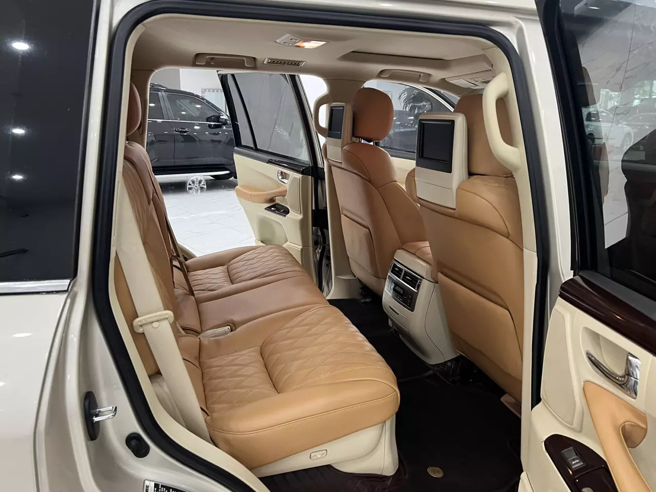 Lexus LX 570 Mỹ 2012 - Em bán xe Lexus LX570 xuất Mỹ, xe sản xuất năm 2012 màu vàng cát. Xe chủ đi gữi gìn cẩn thận,