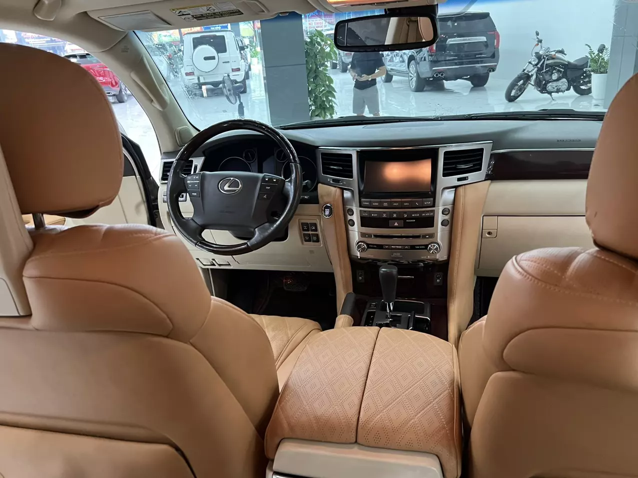 Lexus LX 570 Mỹ 2012 - Em bán xe Lexus LX570 xuất Mỹ, xe sản xuất năm 2012 màu vàng cát. Xe chủ đi gữi gìn cẩn thận,
