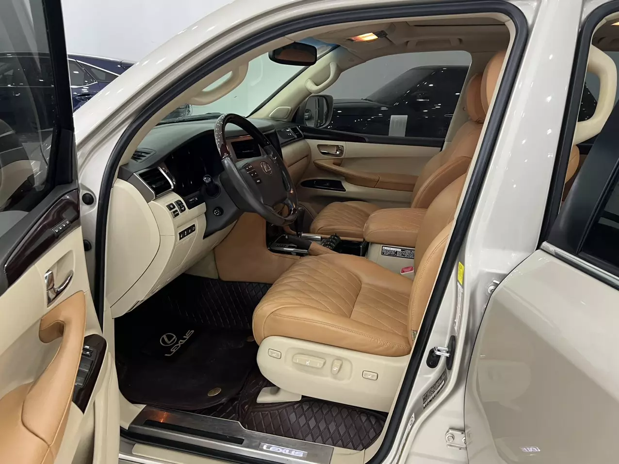 Lexus LX 570 Mỹ 2012 - Em bán xe Lexus LX570 xuất Mỹ, xe sản xuất năm 2012 màu vàng cát. Xe chủ đi gữi gìn cẩn thận,