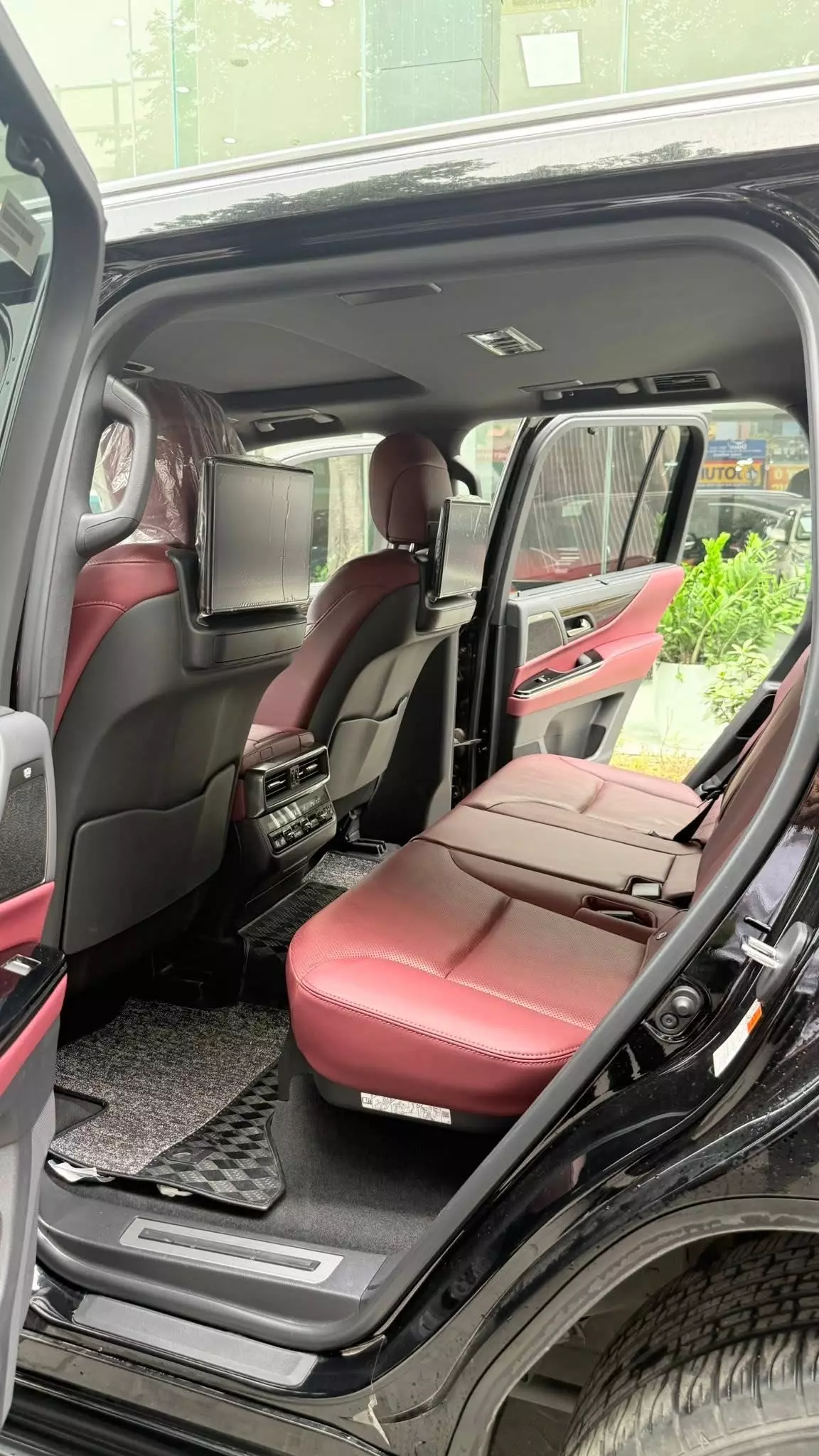 Lexus LX 600 Urban 7 chỗ  2023 - Lexus LX600 siêu lướt 7 chỗ, sản xuất 2023.