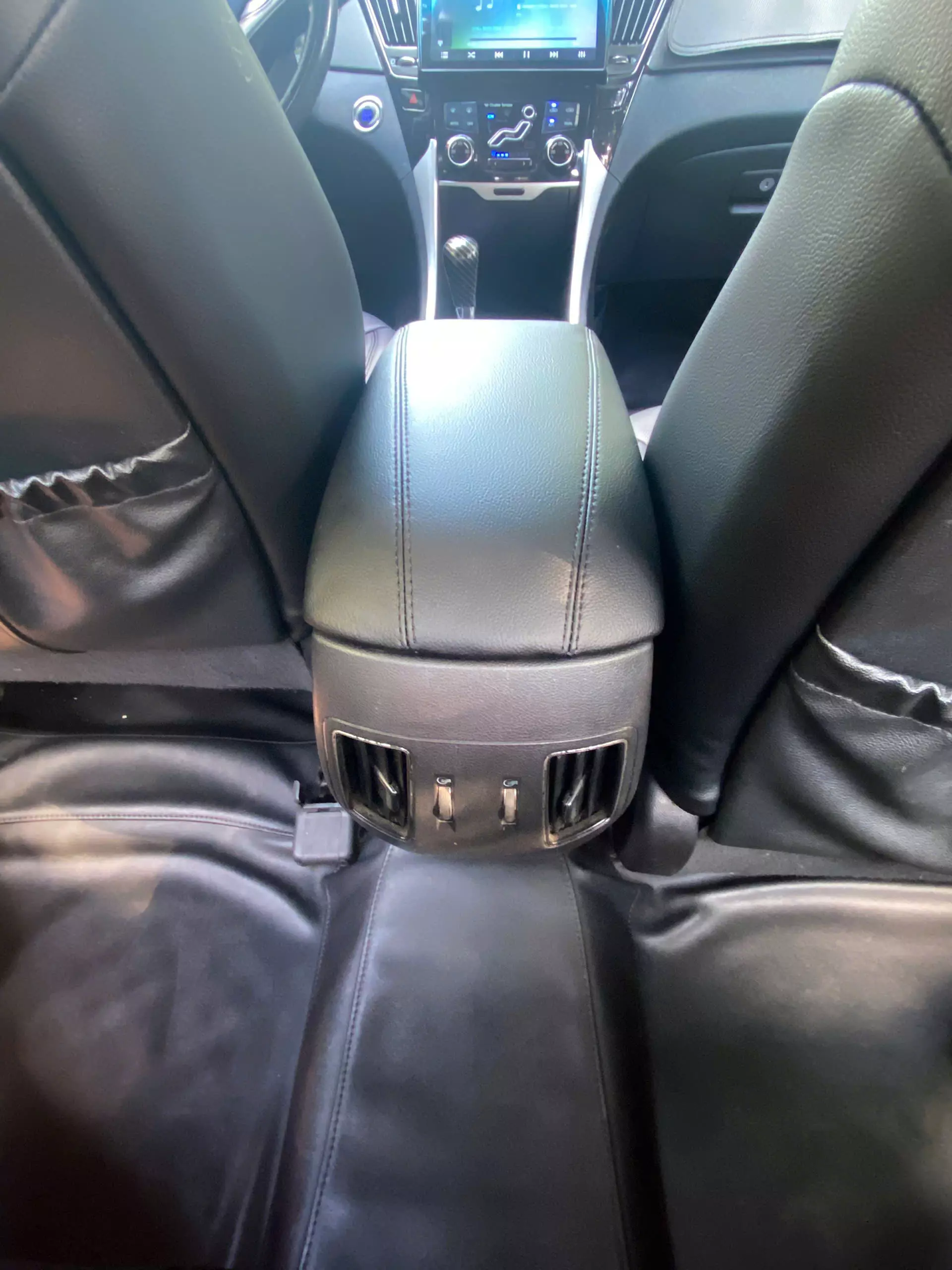 Hyundai Sonata 2010 - Em cần nhượng lại chiếc xe Hyundai Sonata Y20 , đăng ký lần đầu 31/12/2010