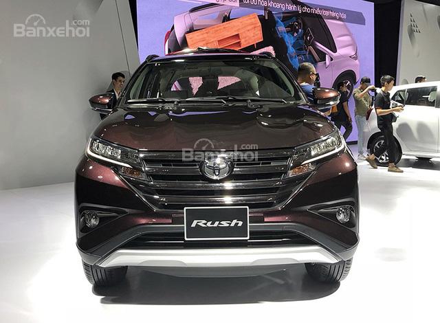 Thiết kế đầu xe mang nhiều nét tương tự với mẫu xe đàn anh Tpyota Fortuner