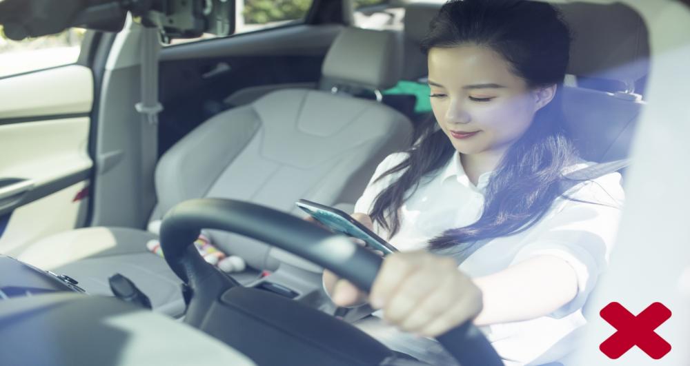 Sử dụng điện thoại trong lúc lái xe có thể gây nguy hiểm nghiêm trọng.
