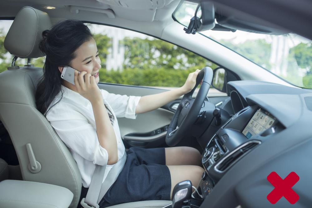 Dùng điện thoại trong lúc lái xe sẽ khiến cho tài xế xao nhãng tình hình giao thông.