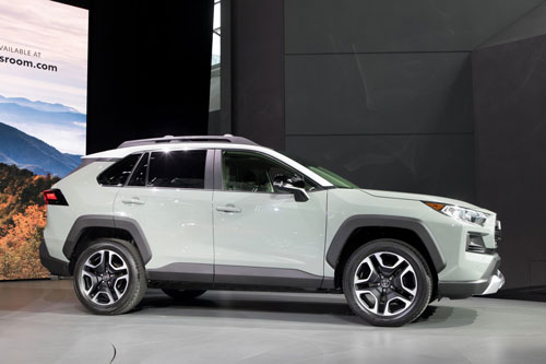 Top 10 xe hơi ăn khách nhất tại Mỹ: Toyota RAV4.