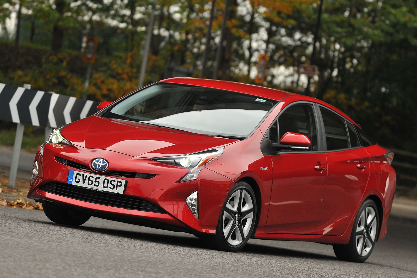 6 mẫu xe tiết kiệm nhiên liệu nhất, thích hợp di chuyển trong phố: Toyota Prius 1.9.