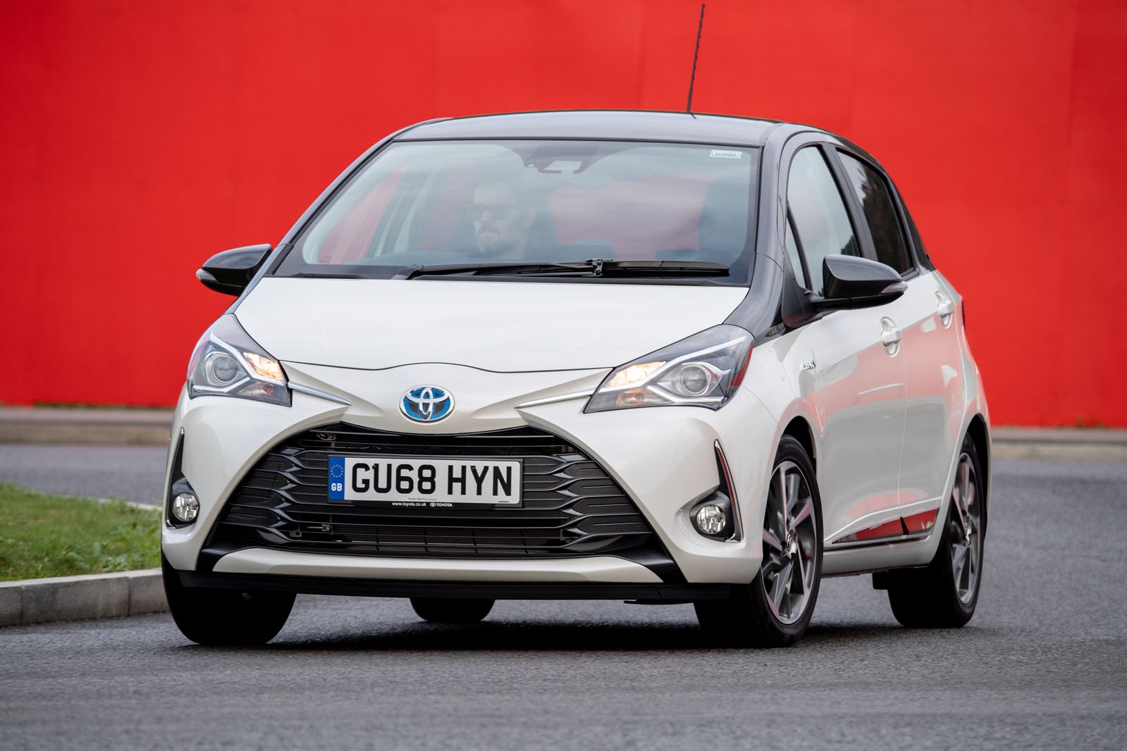 6 mẫu xe tiết kiệm nhiên liệu nhất, thích hợp di chuyển trong phố: Toyota Yaris 1.5 Hybrid.