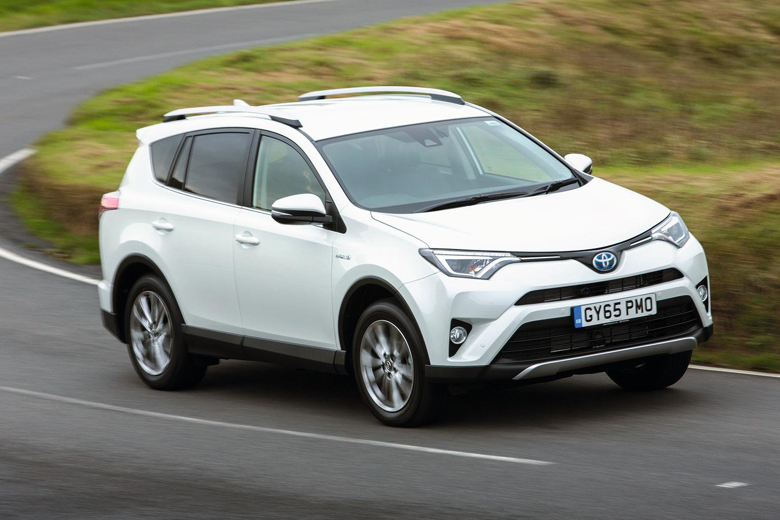 6 mẫu xe tiết kiệm nhiên liệu nhất, thích hợp di chuyển trong phố: Toyota RAV4 2.5.