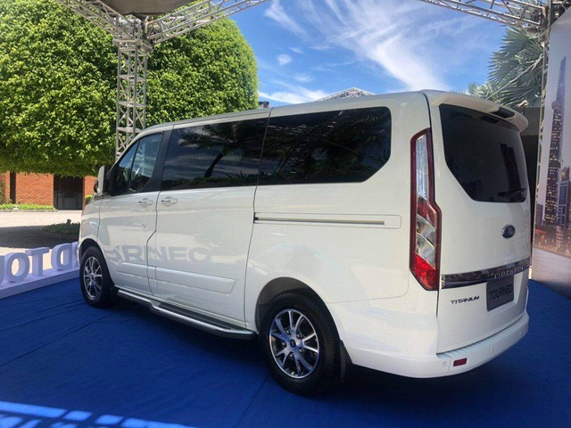 Ford Tourneo 2019 rò rỉ thông số kỹ thuật: 2 phiên bản chênh nhau 200 triệu đồng 2a