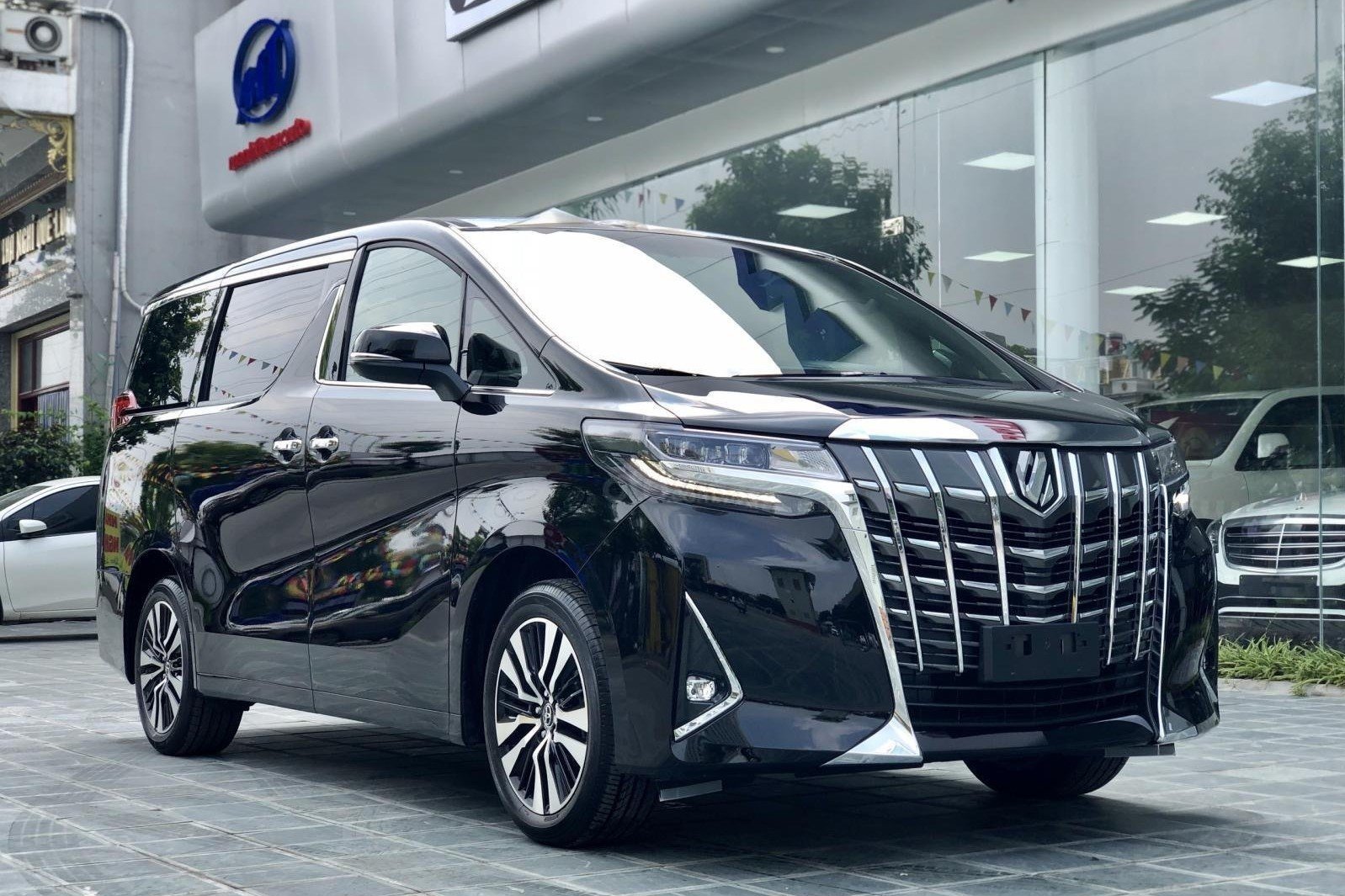 Toyota Alphard đứng cuối về doanh số trên thị trường ô tô tháng 4/2020