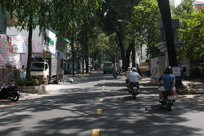 vạch kẻ đường màu vàng