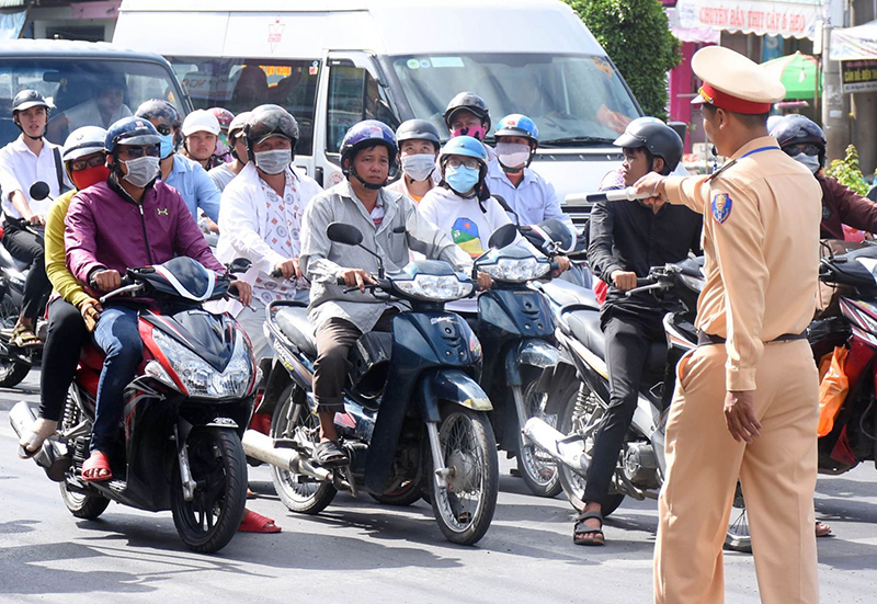 vạch kẻ đường màu vàng