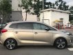 Kia Rondo GAT 2017 - Bán Kia Rondo 2017 tự động, màu vàng cát, xe còn rất mới đi kỹ