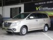 Toyota Innova 2.0E 2014 - Cần bán lại xe Toyota Innova E 2.0MT sản xuất 2014, màu vàng