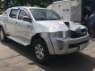 Toyota Hilux 2011 - Bán ô tô Toyota Hilux năm sản xuất 2011, màu bạc