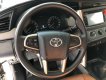 Toyota Innova 2.0E 2017 - Bán Toyota Innova 2.0E sản xuất năm 2017, màu bạc số sàn