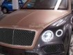 Bentley Bentayga 2018 - Bán xe Bentley Bentayga 4.0L sản xuất năm 2018, màu vàng cát và xám tôn, xe nhập Mỹ